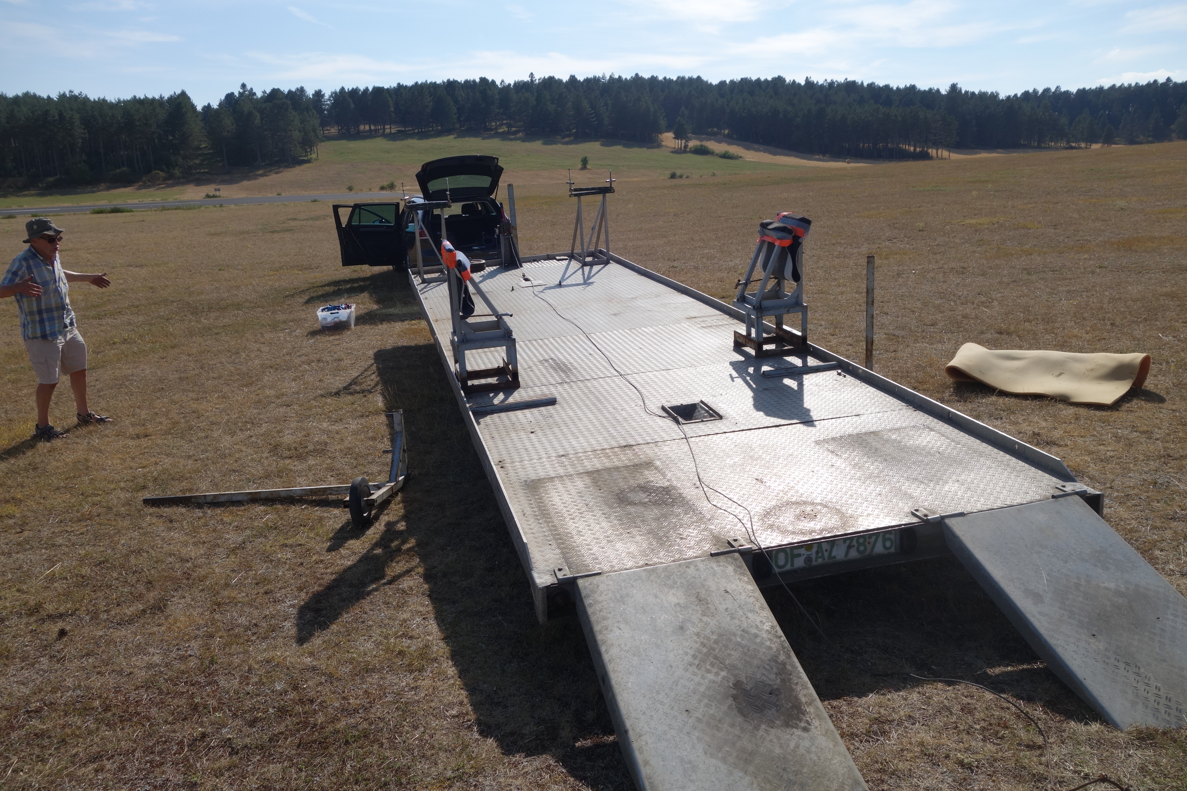 Empty trailer with incorrectly mounted wing supports