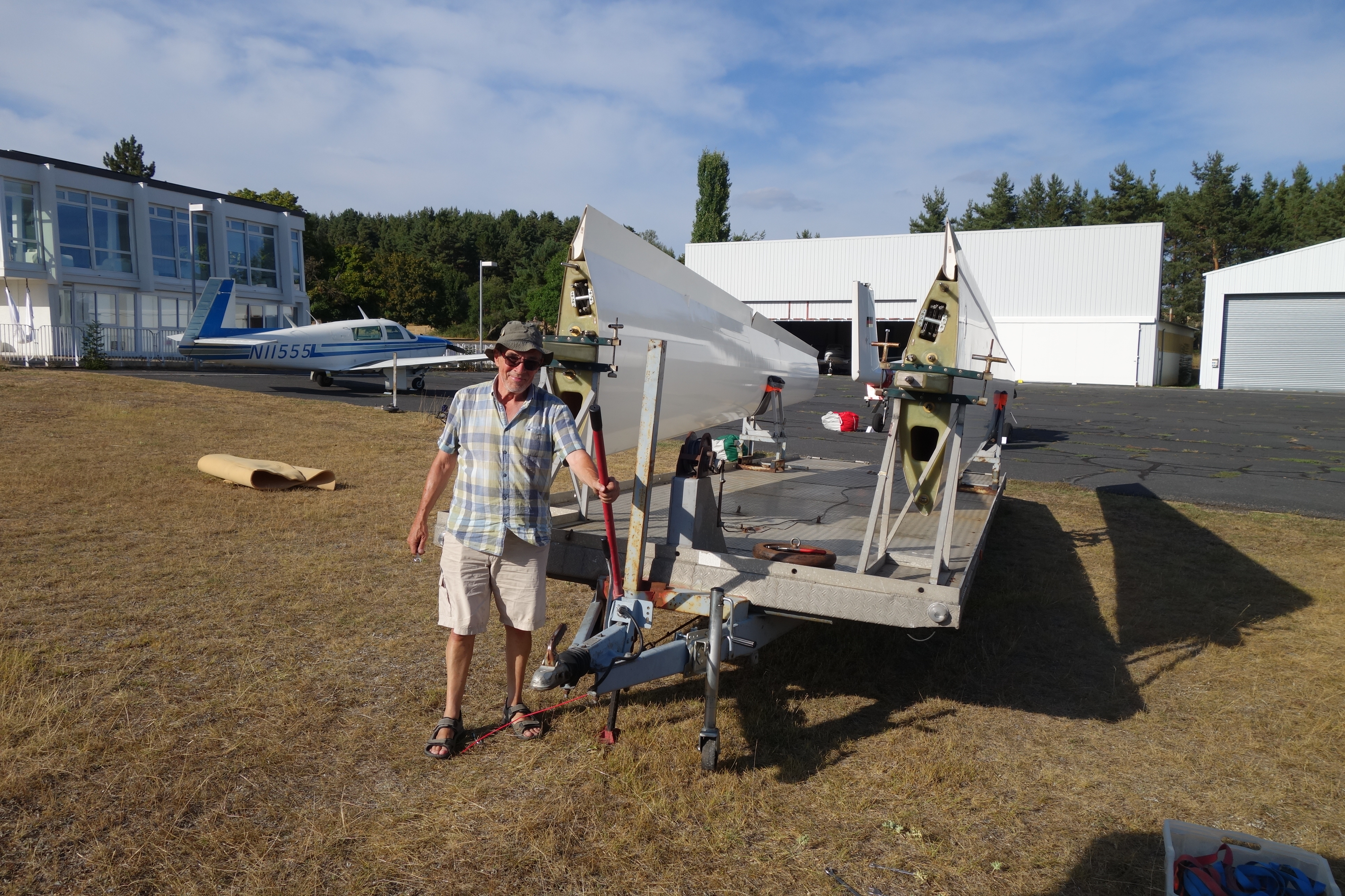 Harald and the trailer with (still incorrectly) positioned wing supports